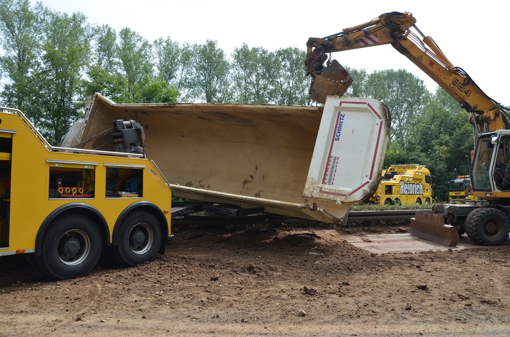 LKW umgestuerzt A 1 Rich Saarbruecken P126.JPG